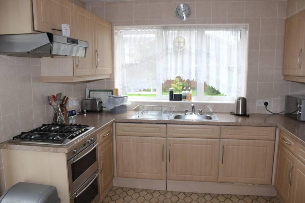 Nicely Decorated 3 Bedroom House Near Heathrow, London Staines-upon-Thames Exterior photo
